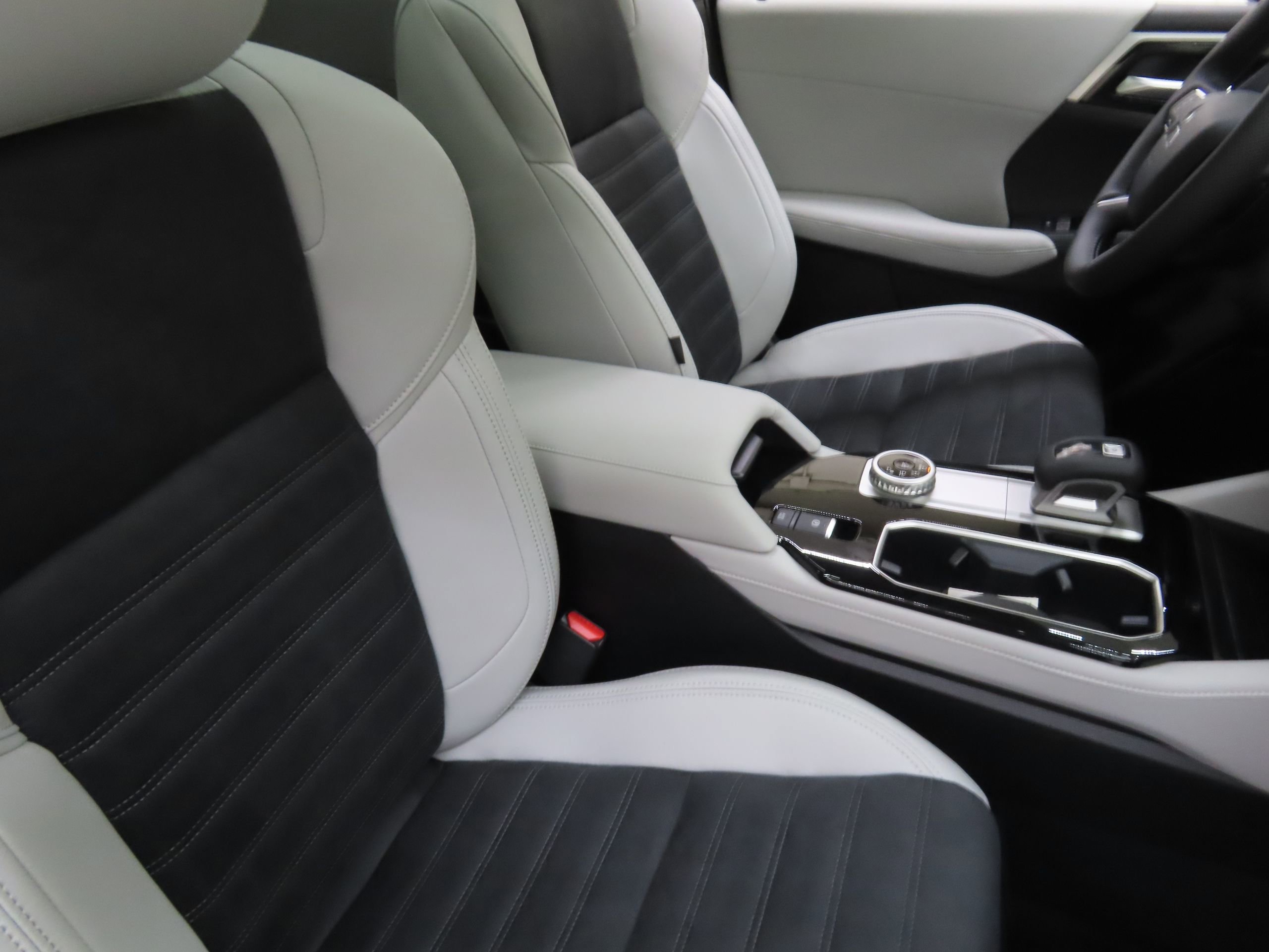 New 2025 Mitsubishi Outlander SE image 26