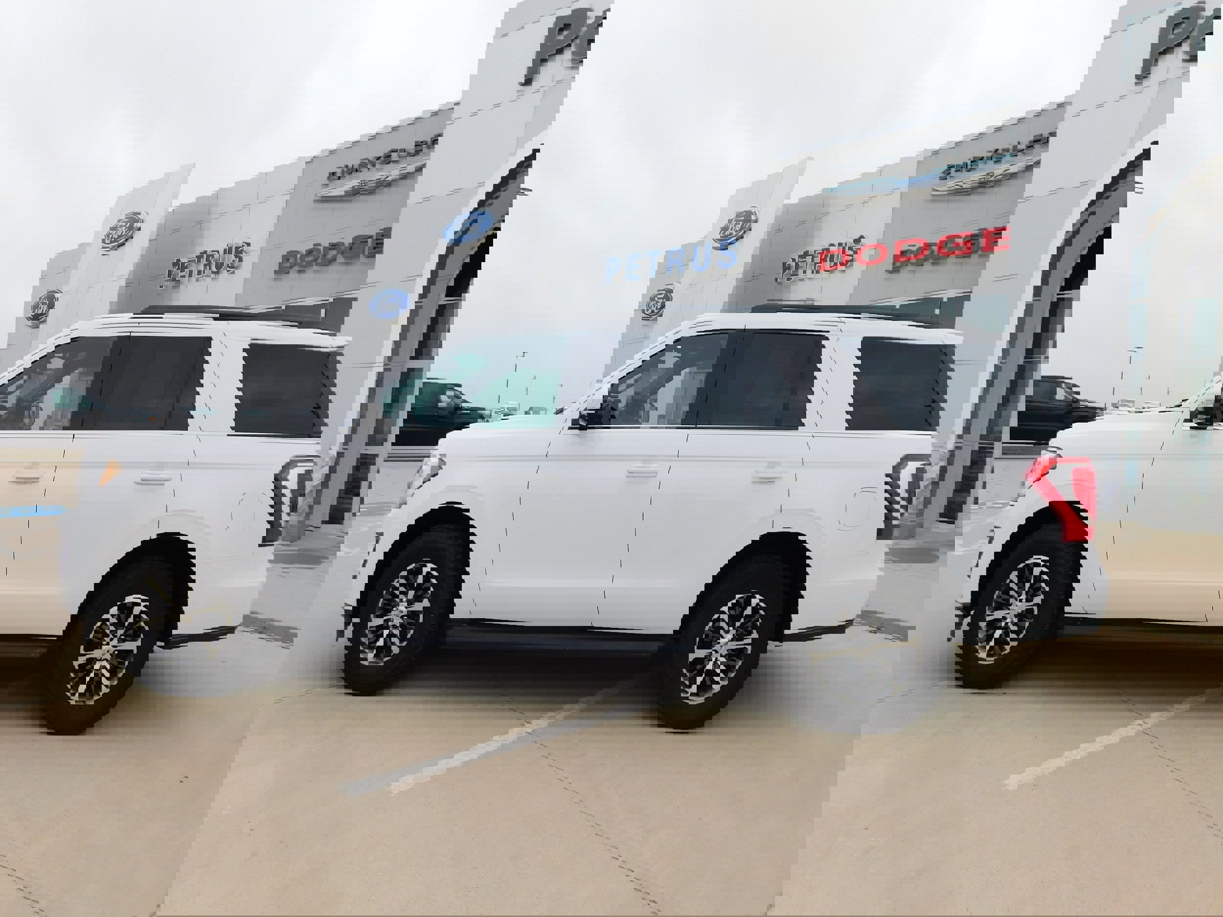 Used 2019 Ford Expedition XLT w/ Equipment Group 201A image 2