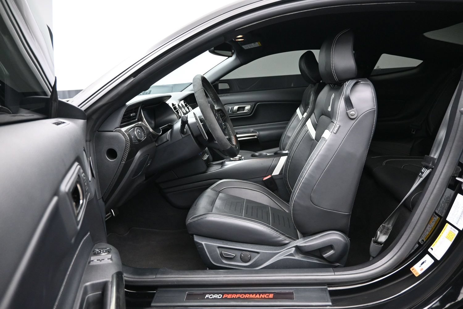 Used 2022 Ford Mustang Shelby GT500 w/ Technology Package RWD image 9