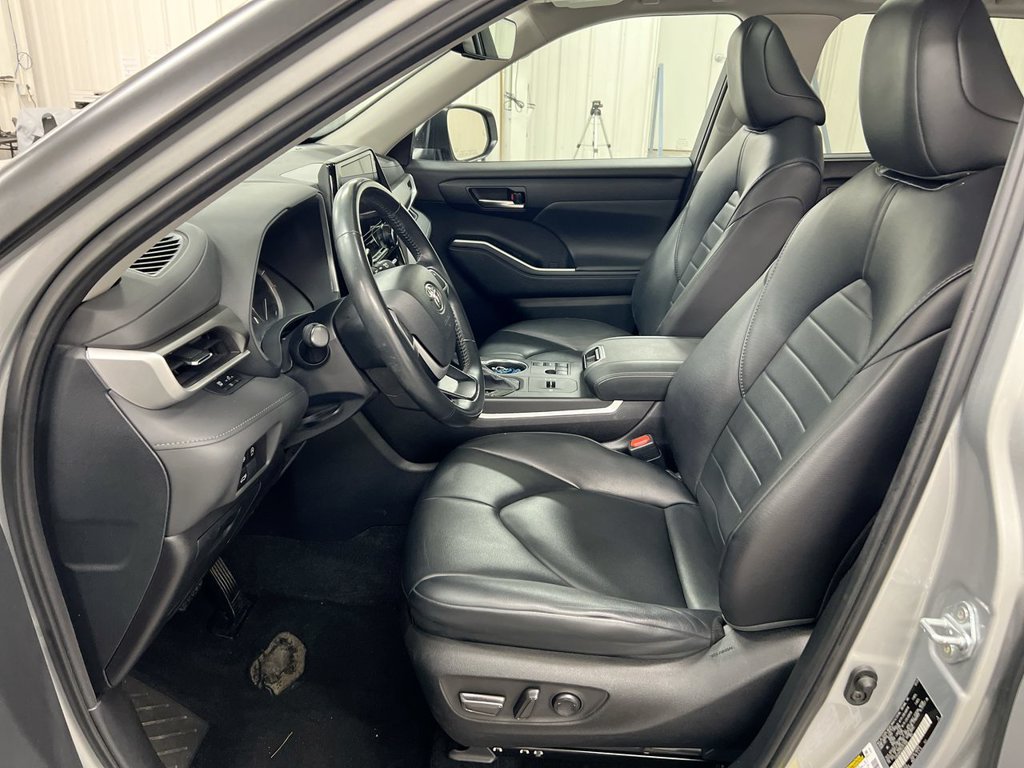 Used 2024 Toyota Highlander XLE FWD image 21