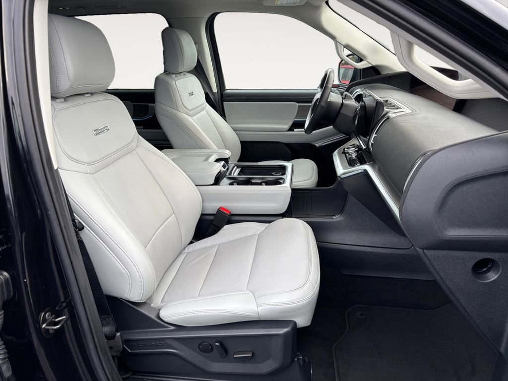Used 2025 Ford Expedition Platinum image 10