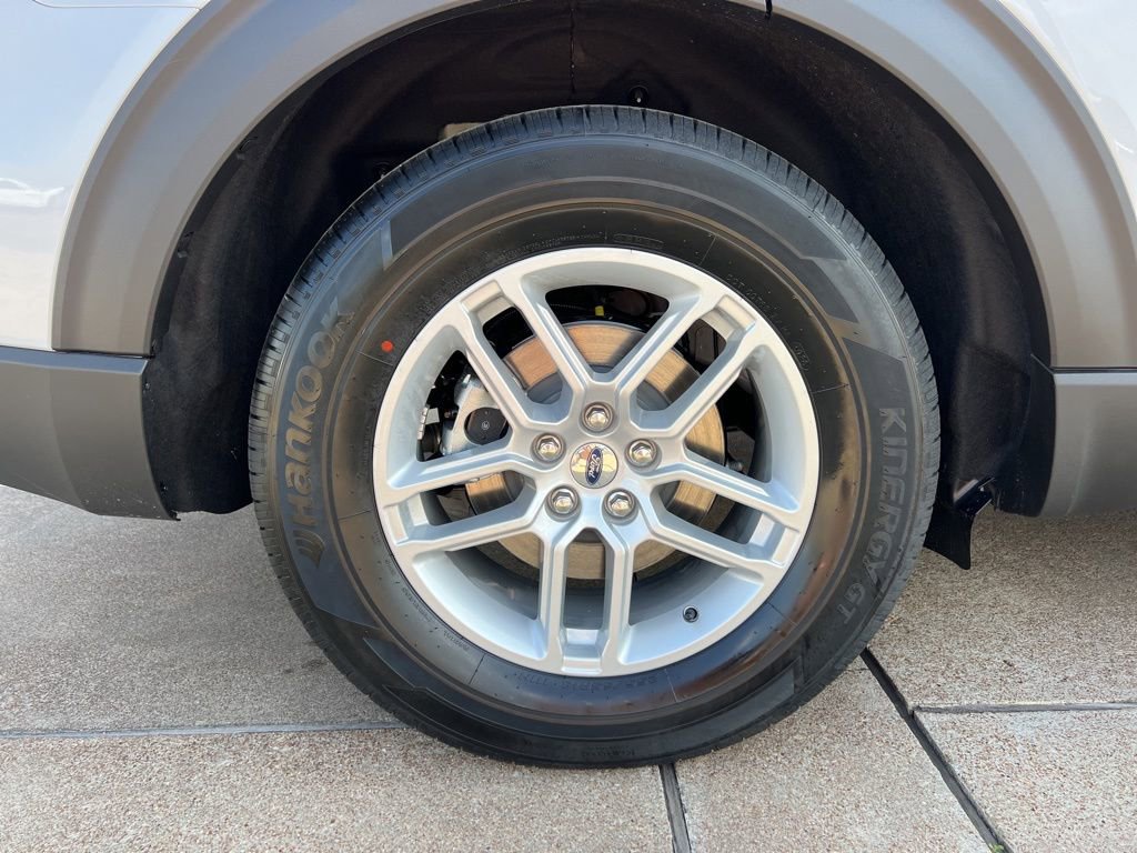 New 2026 Ford Explorer Active RWD image 8