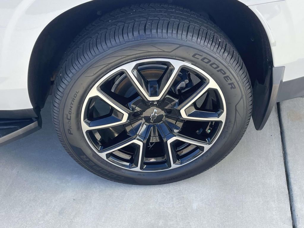 Used 2021 Chevrolet Suburban RST w/ Luxury Package image 12