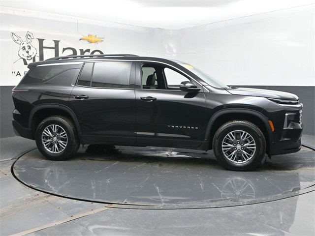 Used 2025 Chevrolet Traverse LT image 1