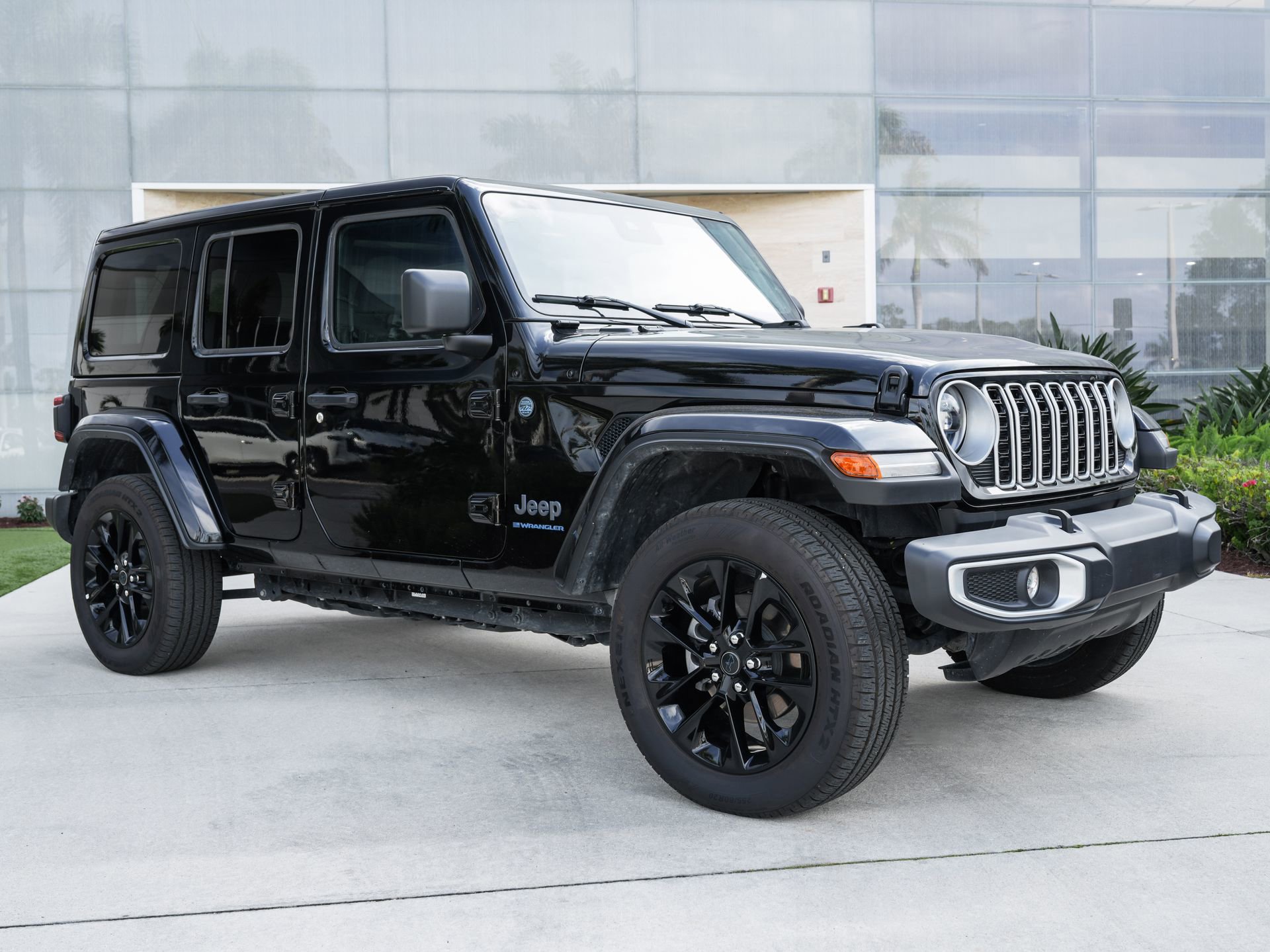 Used 2025 Jeep Wrangler Unlimited Sahara w/ Safety Group AWD/4WD image 4