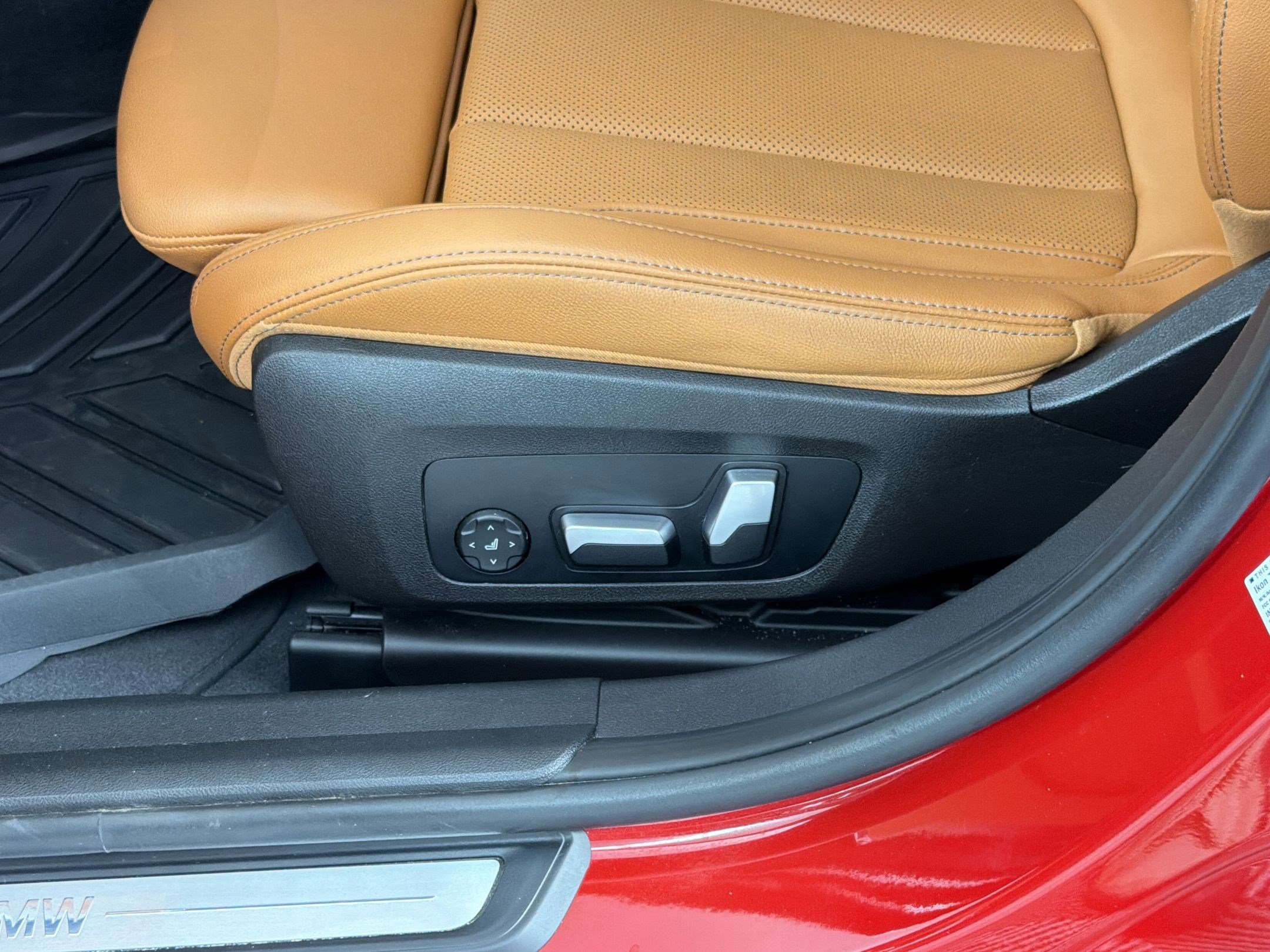 Used 2023 BMW 330i Sedan w/ Premium Package image 14