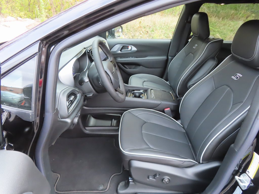 New 2026 Chrysler Pacifica Limited w/ Uconnect Theater Family Group image 24