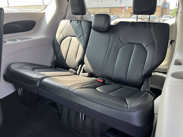 Used 2023 Chrysler Pacifica Touring-L FWD image 16