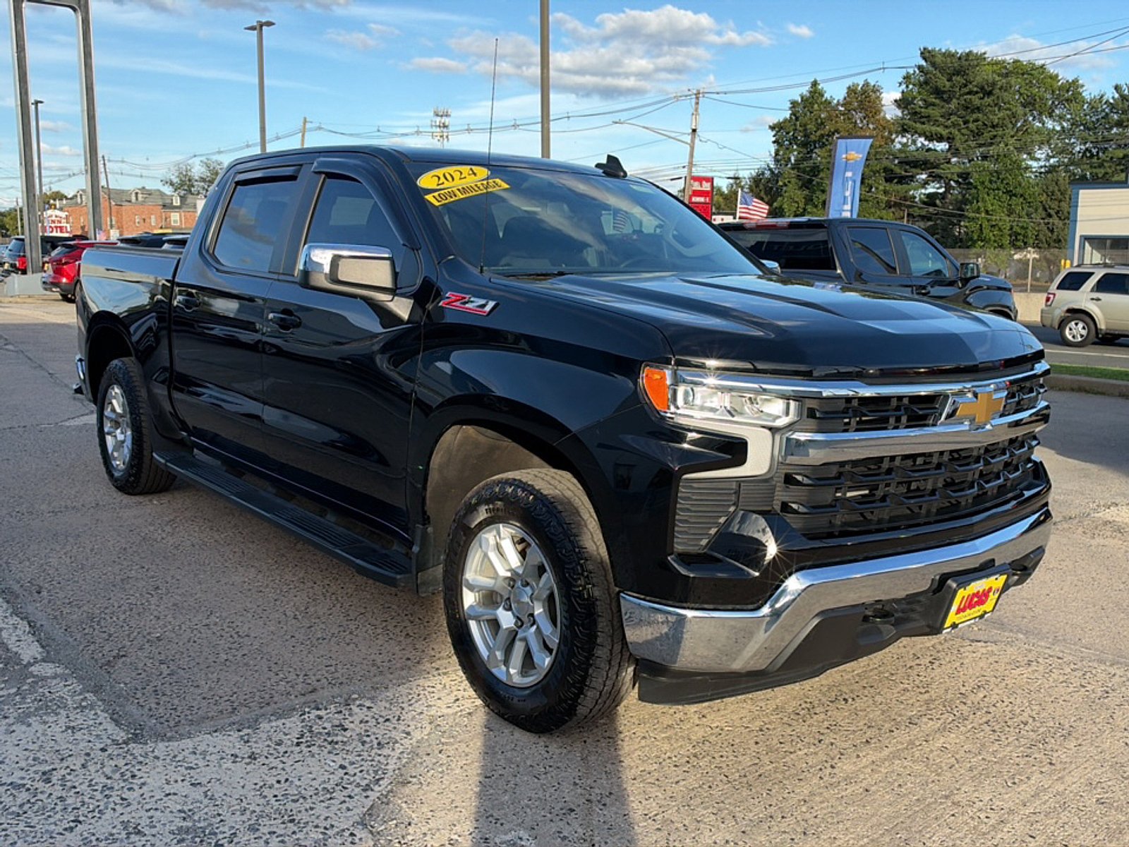Used 2024 Chevrolet Silverado 1500 LT w/ Z71 Off-Road Package AWD/4WD image 4