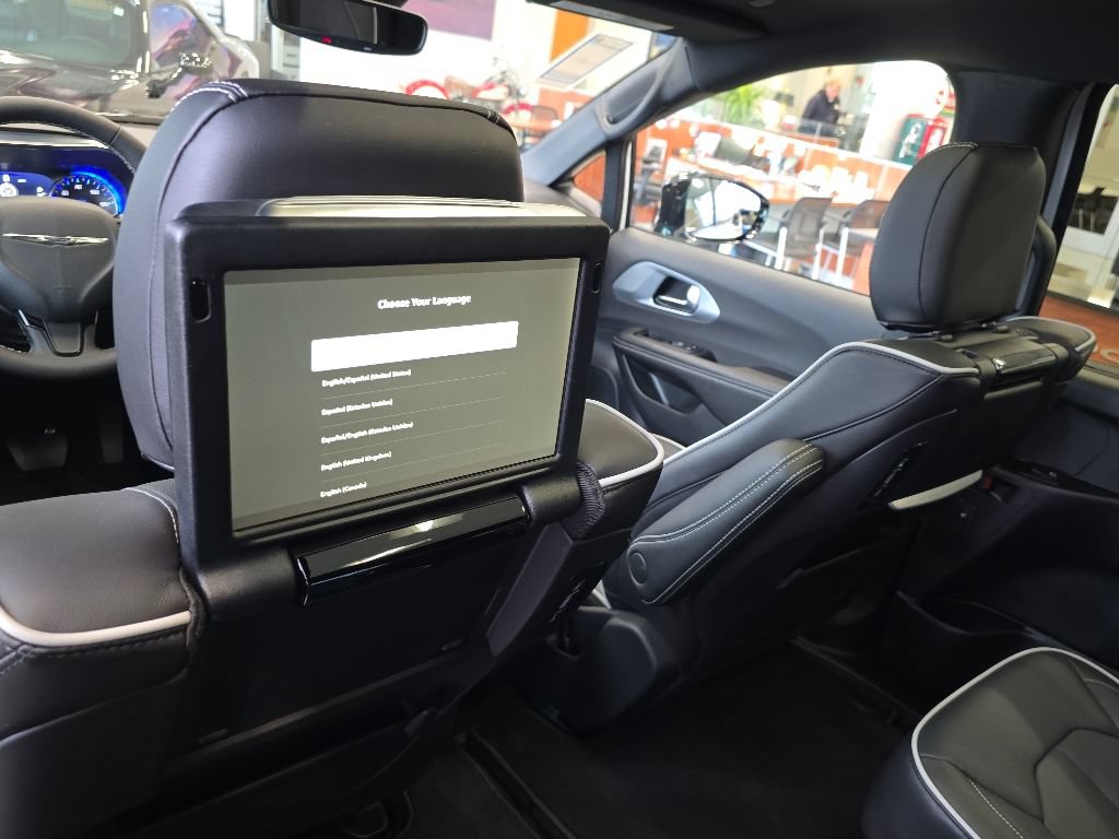 New 2026 Chrysler Pacifica Limited w/ Uconnect Theater Family Group FWD image 7