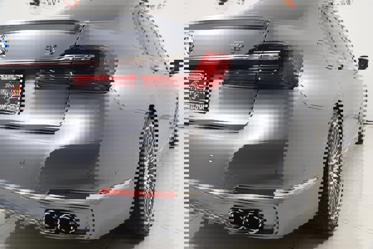 Used 2022 BMW ALPINA B7 xDrive w/ Luxury Rear Seating Package image 92