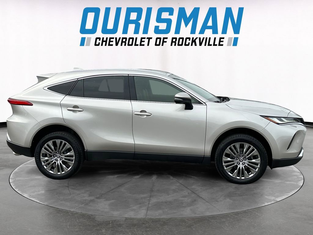 Used 2022 Toyota Venza XLE image 4