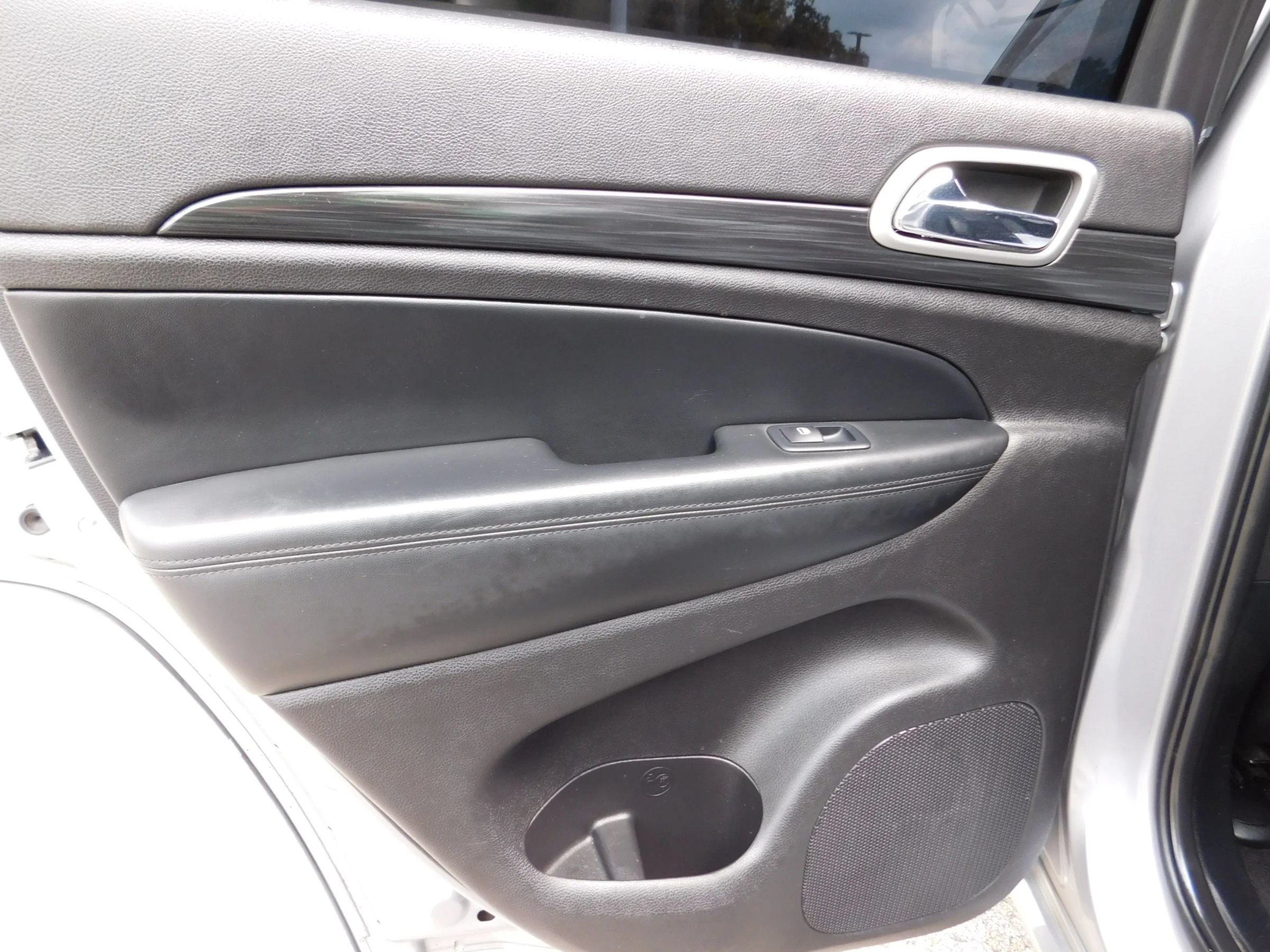 Used 2020 Jeep Grand Cherokee Altitude AWD/4WD image 13