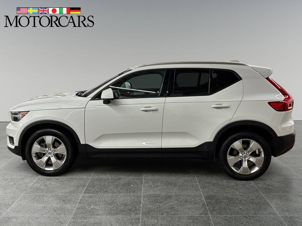 Used 2019 Volvo XC40 T4 Momentum image 6