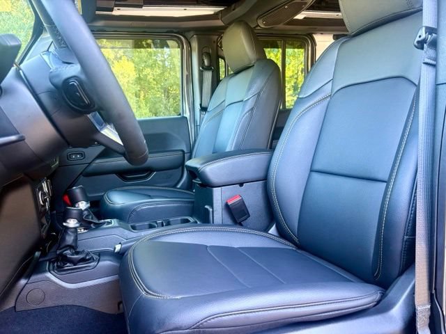 Used 2025 Jeep Wrangler Unlimited Sahara AWD/4WD image 26