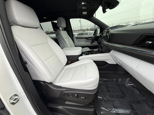 Used 2025 Chevrolet Suburban Premier image 32