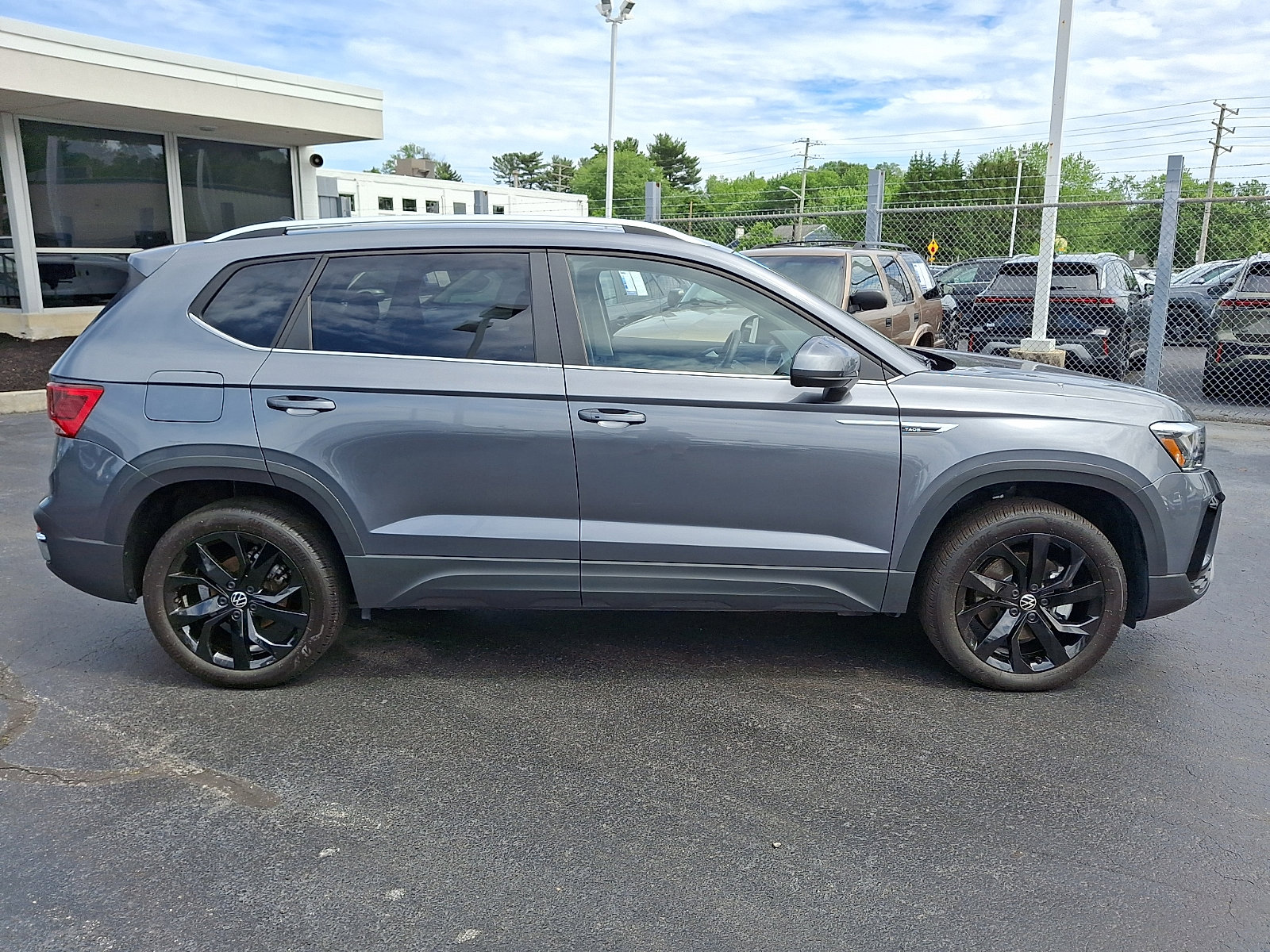 Used 2023 Volkswagen Taos SE w/ Black Wheel Package FWD image 7