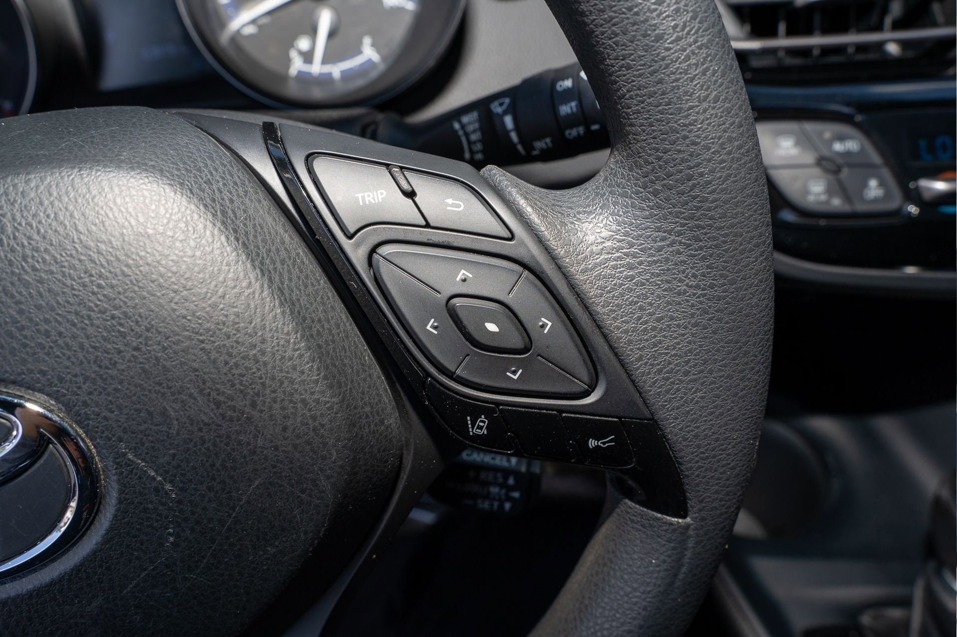 Used 2019 Toyota C-HR LE image 30