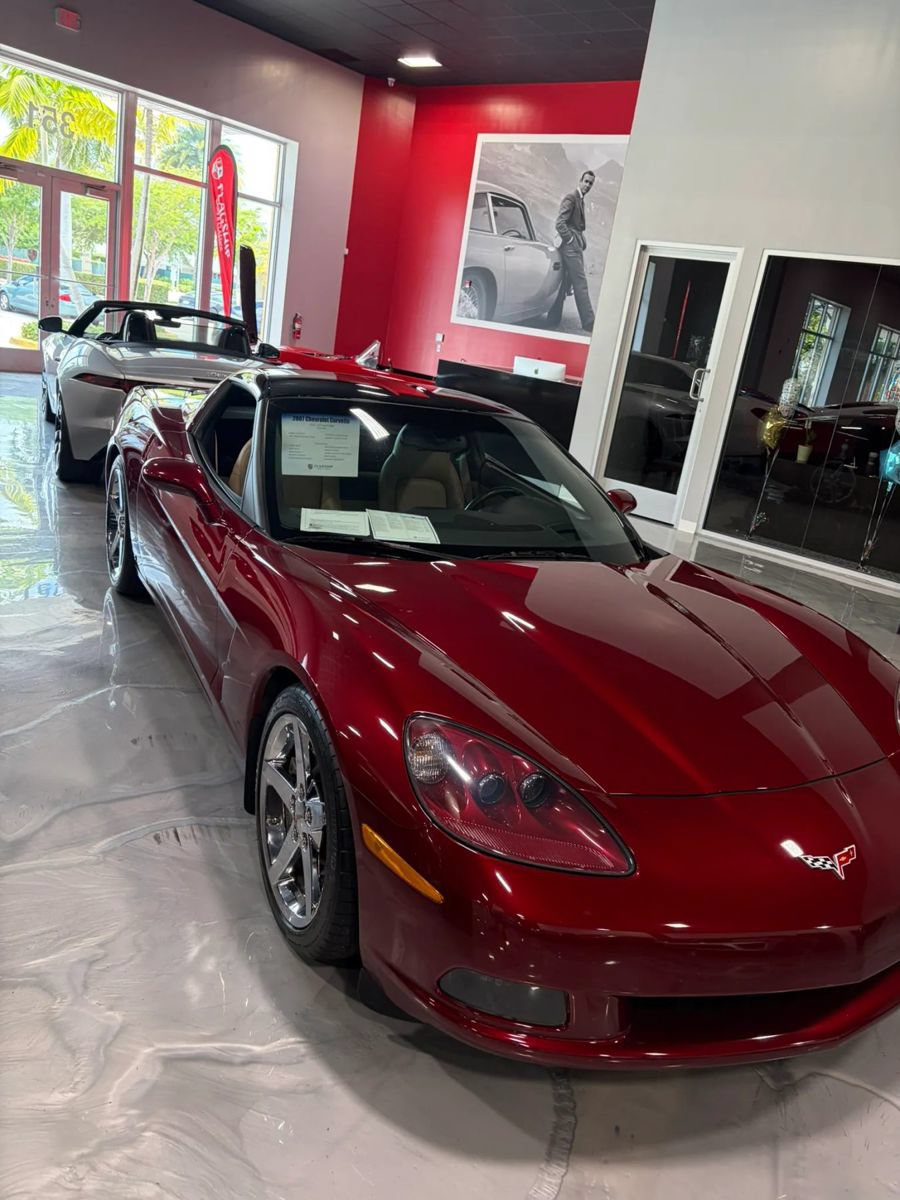 Used 2007 Chevrolet Corvette Coupe w/ Preferred Equipment Group RWD image 3