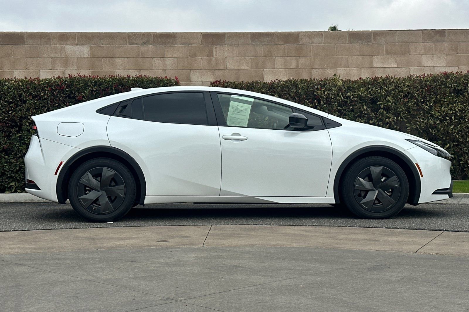 Used 2024 Toyota Prius Prime SE image 3