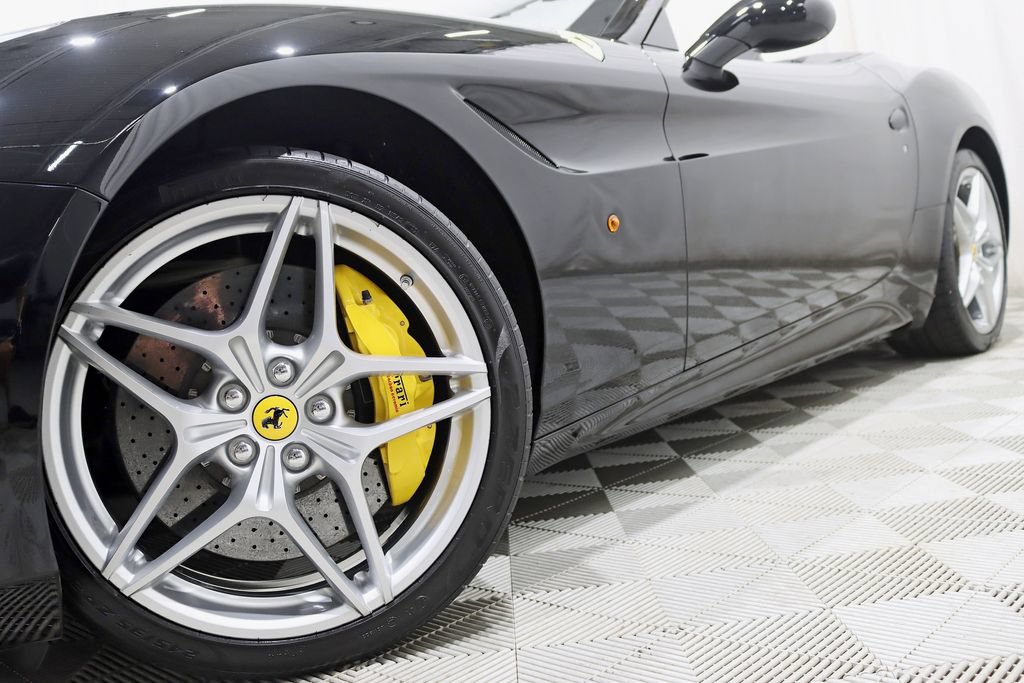 Used 2016 Ferrari California T RWD image 5