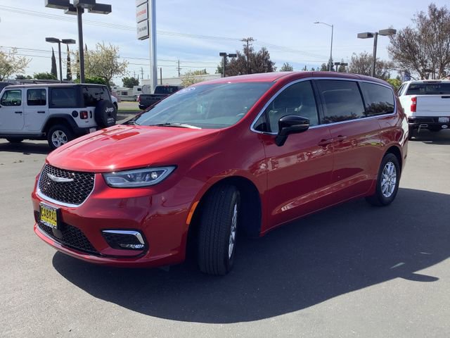 Used 2025 Chrysler Pacifica Select image 5