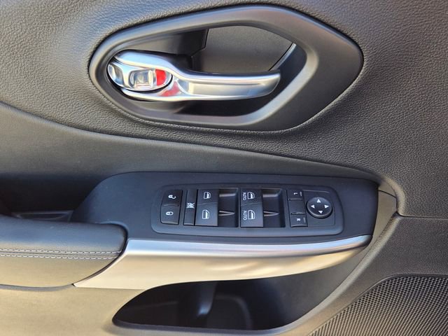 Used 2021 Jeep Cherokee Latitude w/ Mopar Interior Package image 30