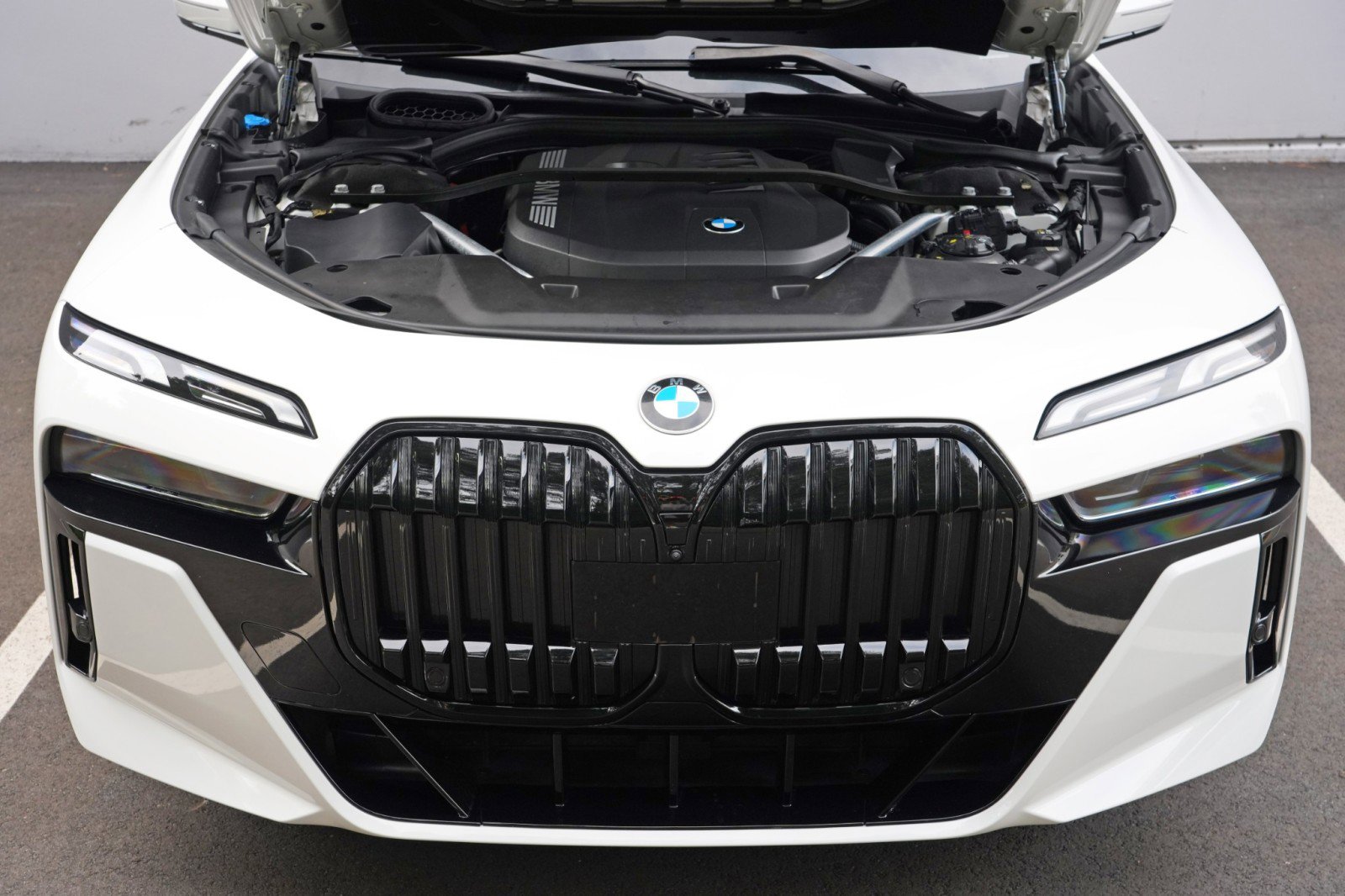 Used 2023 BMW 740i w/ Parking Assistance Package RWD image 8