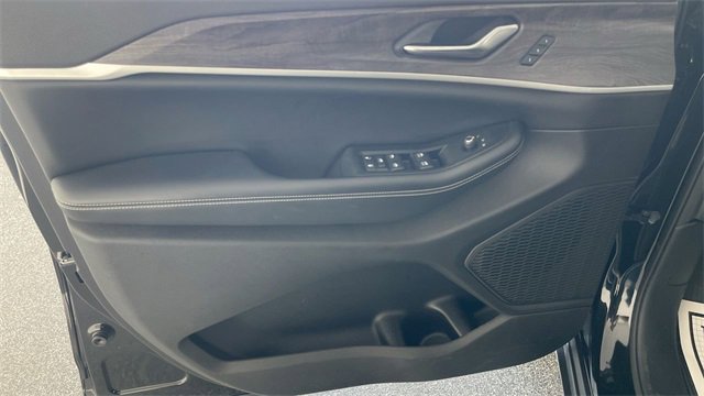 Used 2023 Jeep Grand Cherokee L Limited w/ Black Appearance Package image 36