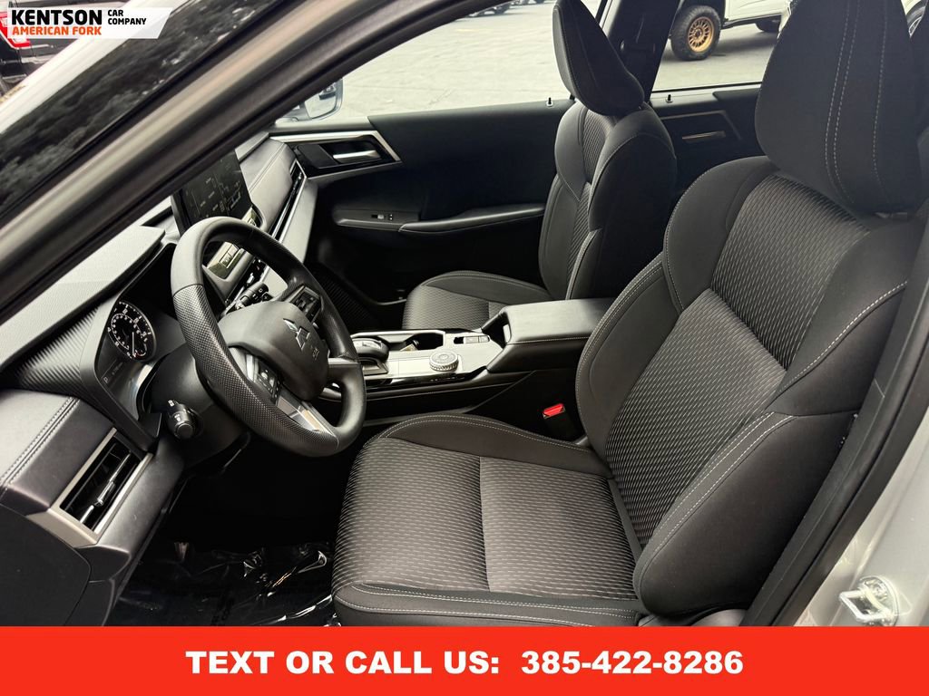 Used 2025 Mitsubishi Outlander ES image 32