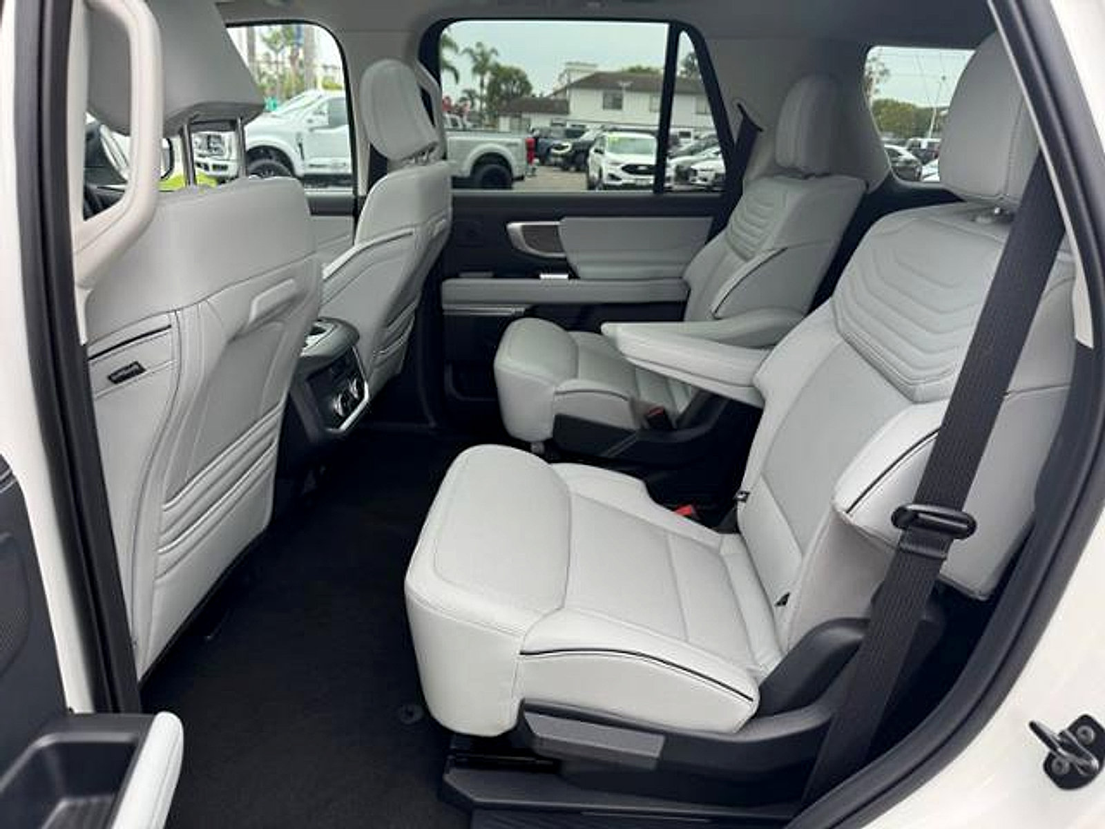 Used 2025 Ford Expedition Platinum w/ Platinum Ultimate Package AWD/4WD image 16