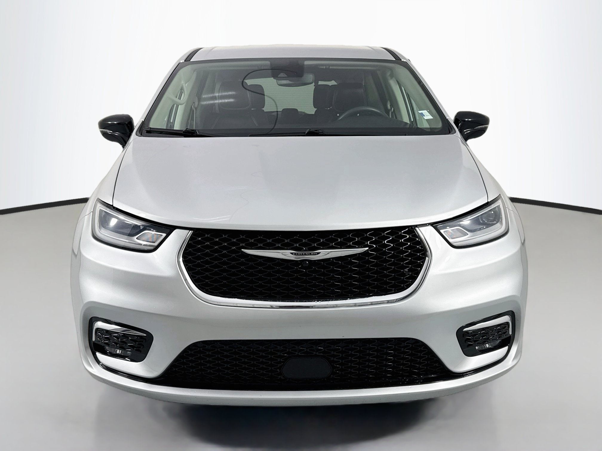 Used 2024 Chrysler Pacifica Touring-L FWD image 2