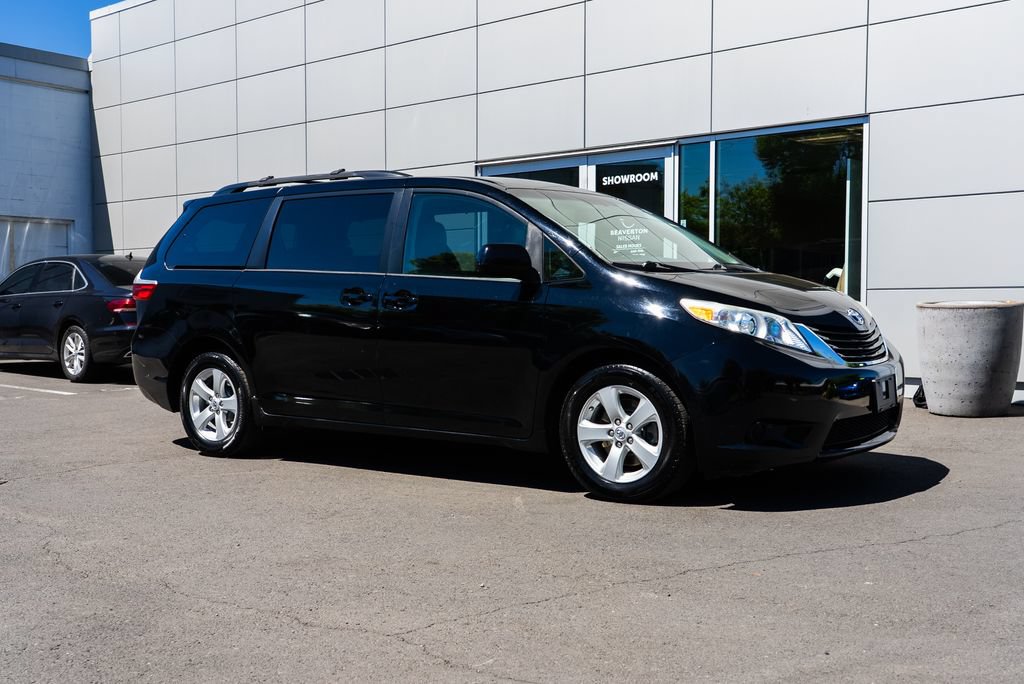 Used 2015 Toyota Sienna LE FWD image 27