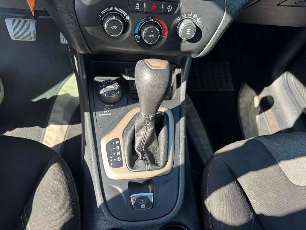 Used 2018 Jeep Cherokee Latitude image 14