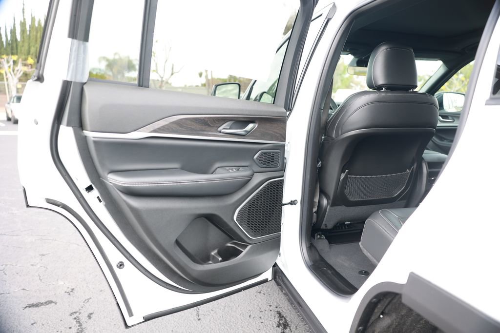 New 2026 Jeep Grand Cherokee Limited image 32