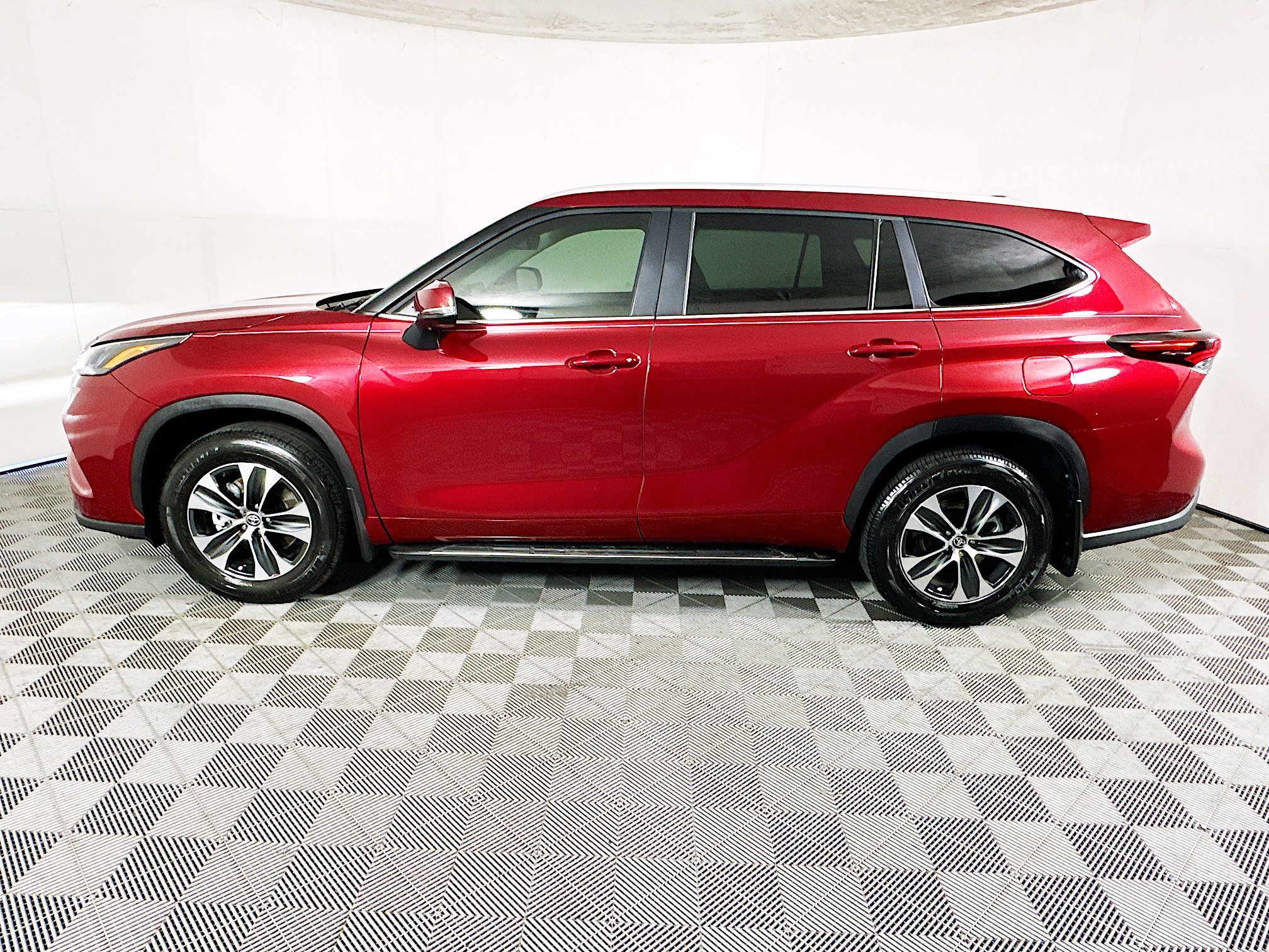 Used 2026 Toyota Highlander XLE image 6