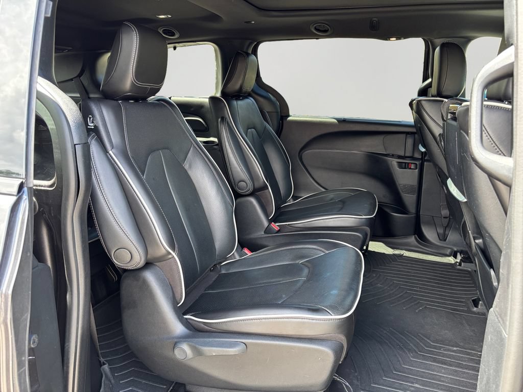 Used 2023 Chrysler Pacifica Limited w/ Uconnect Theater Family Group FWD image 13