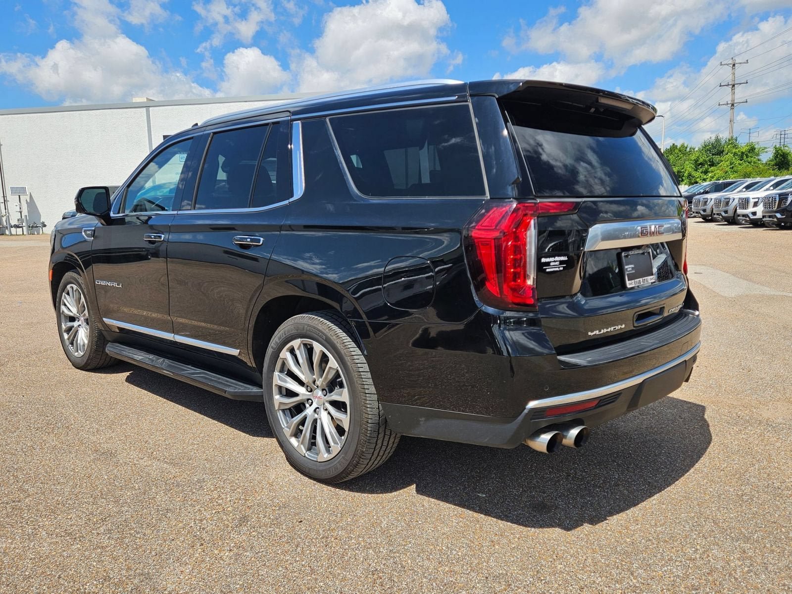 Used 2022 GMC Yukon Denali w/ Advanced Technology Package AWD/4WD image 3