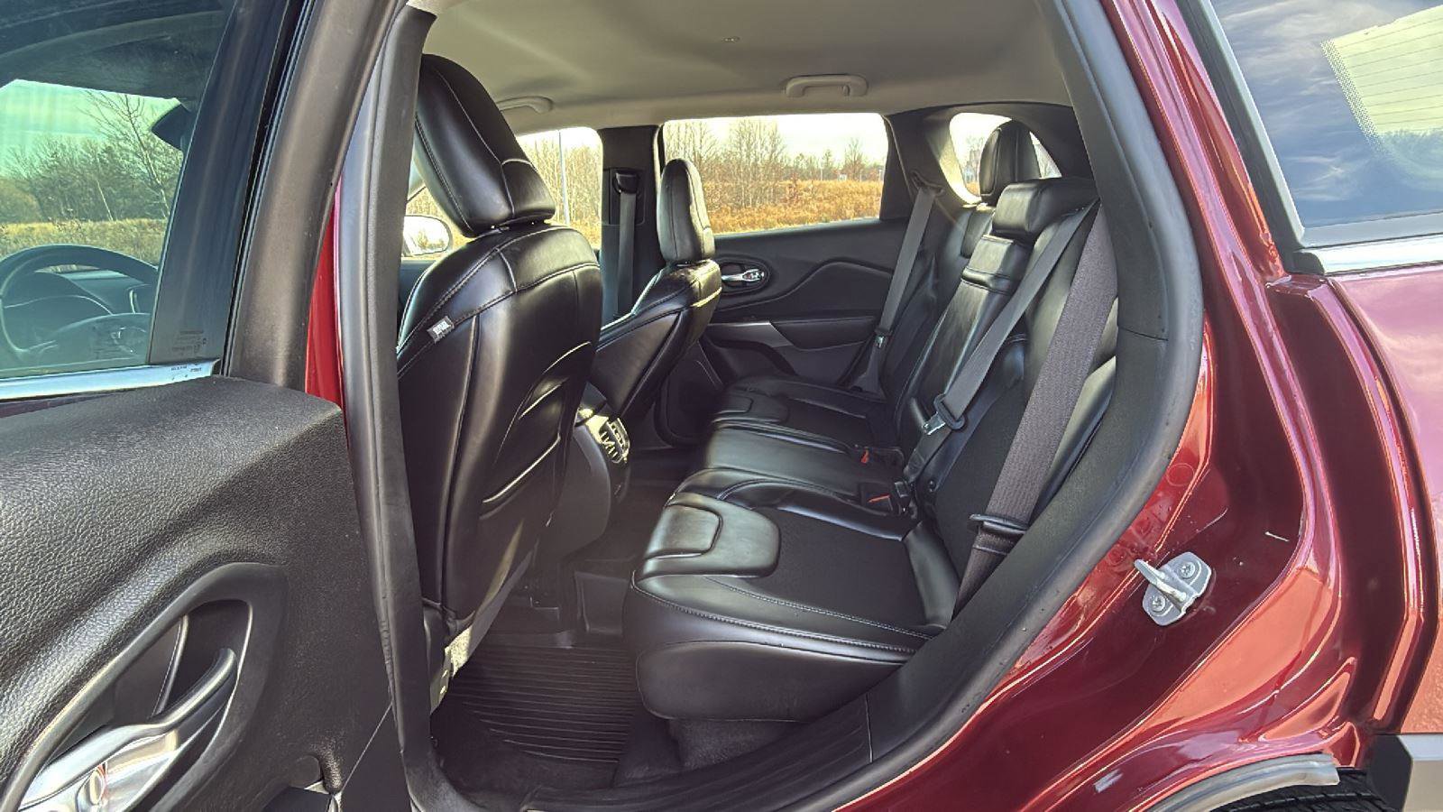 Used 2019 Jeep Cherokee Latitude Plus w/ Comfort/Convenience Group image 23