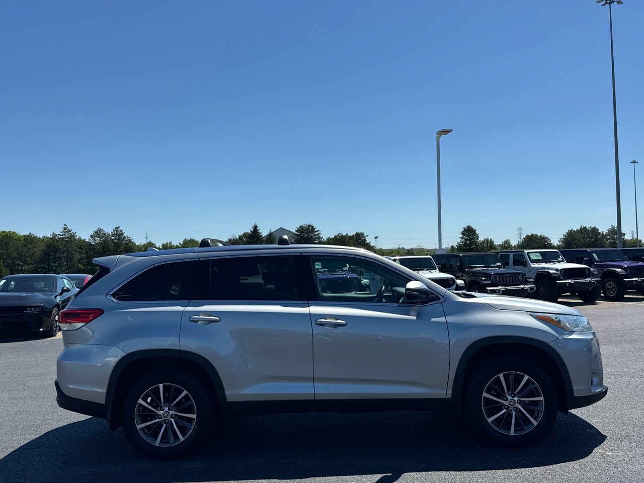 Used 2019 Toyota Highlander XLE FWD image 2