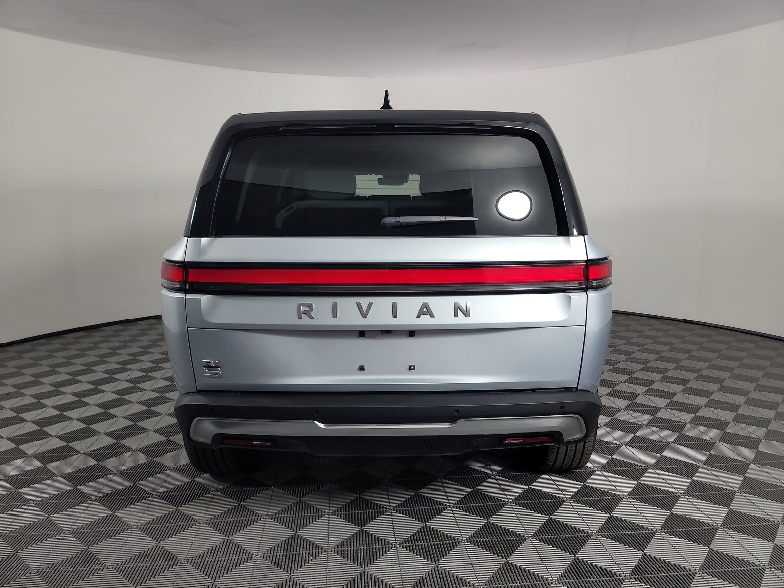 Used 2024 Rivian R1S Adventure AWD/4WD image 4