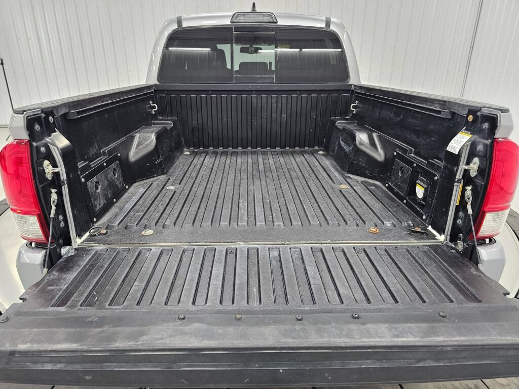 Used 2017 Toyota Tacoma TRD Sport w/ Tow Package (A/T) AWD/4WD image 15