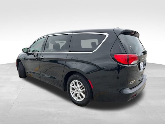 Used 2023 Chrysler Voyager LX FWD image 4