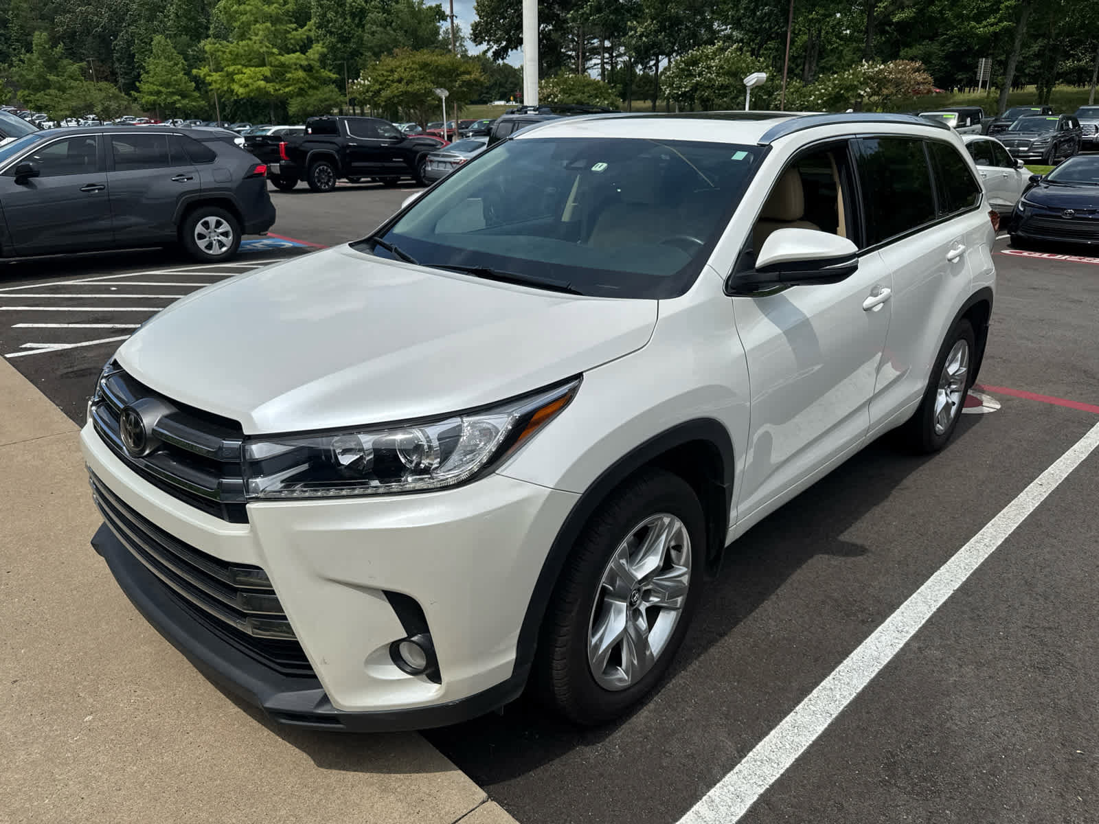 Used 2017 Toyota Highlander Limited FWD image 2