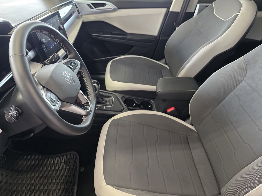 Used 2025 Volkswagen Taos SE FWD image 9