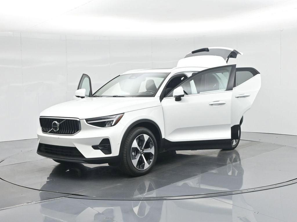 Used 2025 Volvo XC40 B5 Plus image 35