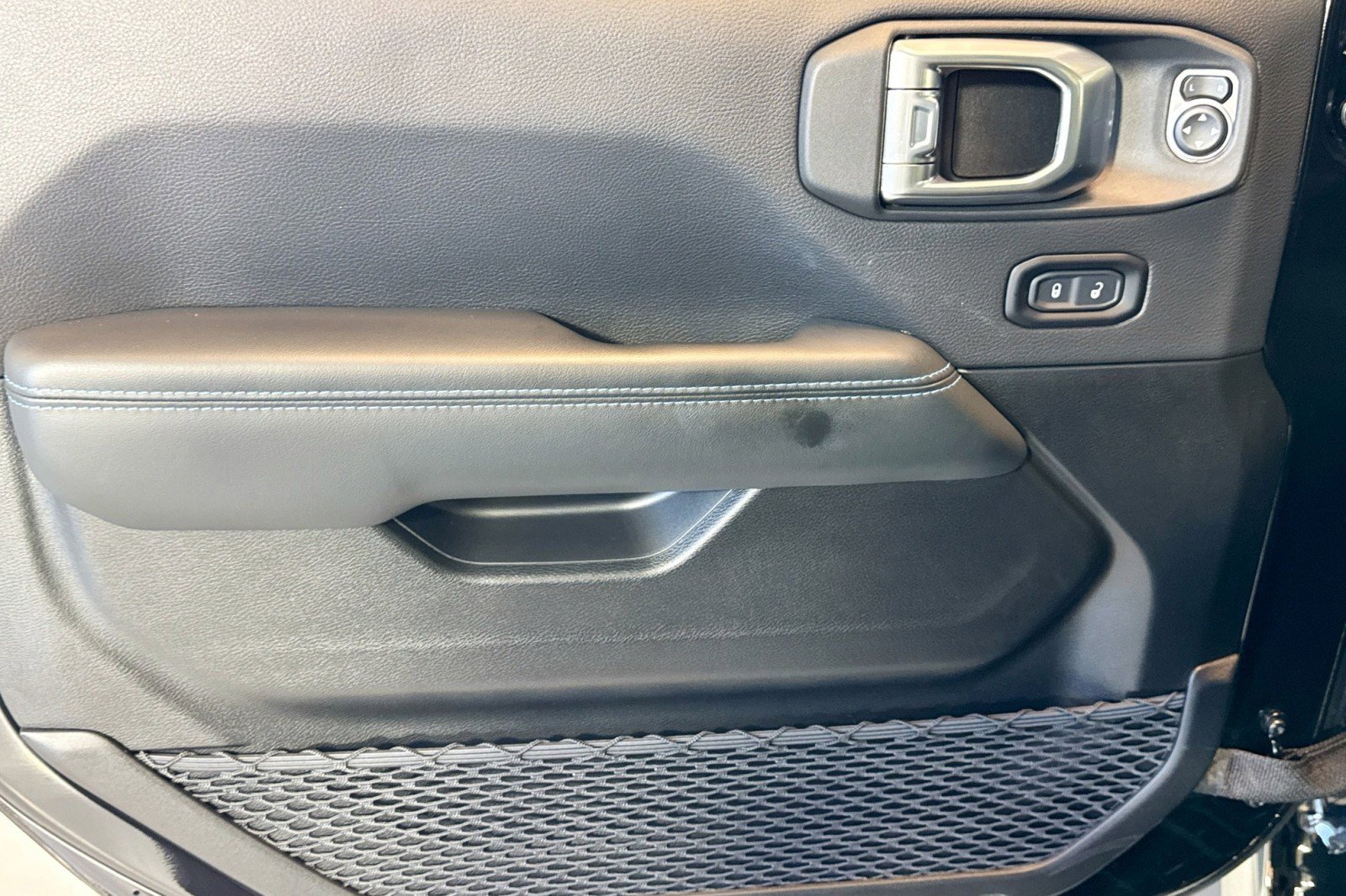 Used 2025 Jeep Wrangler Unlimited Rubicon 4xe image 17