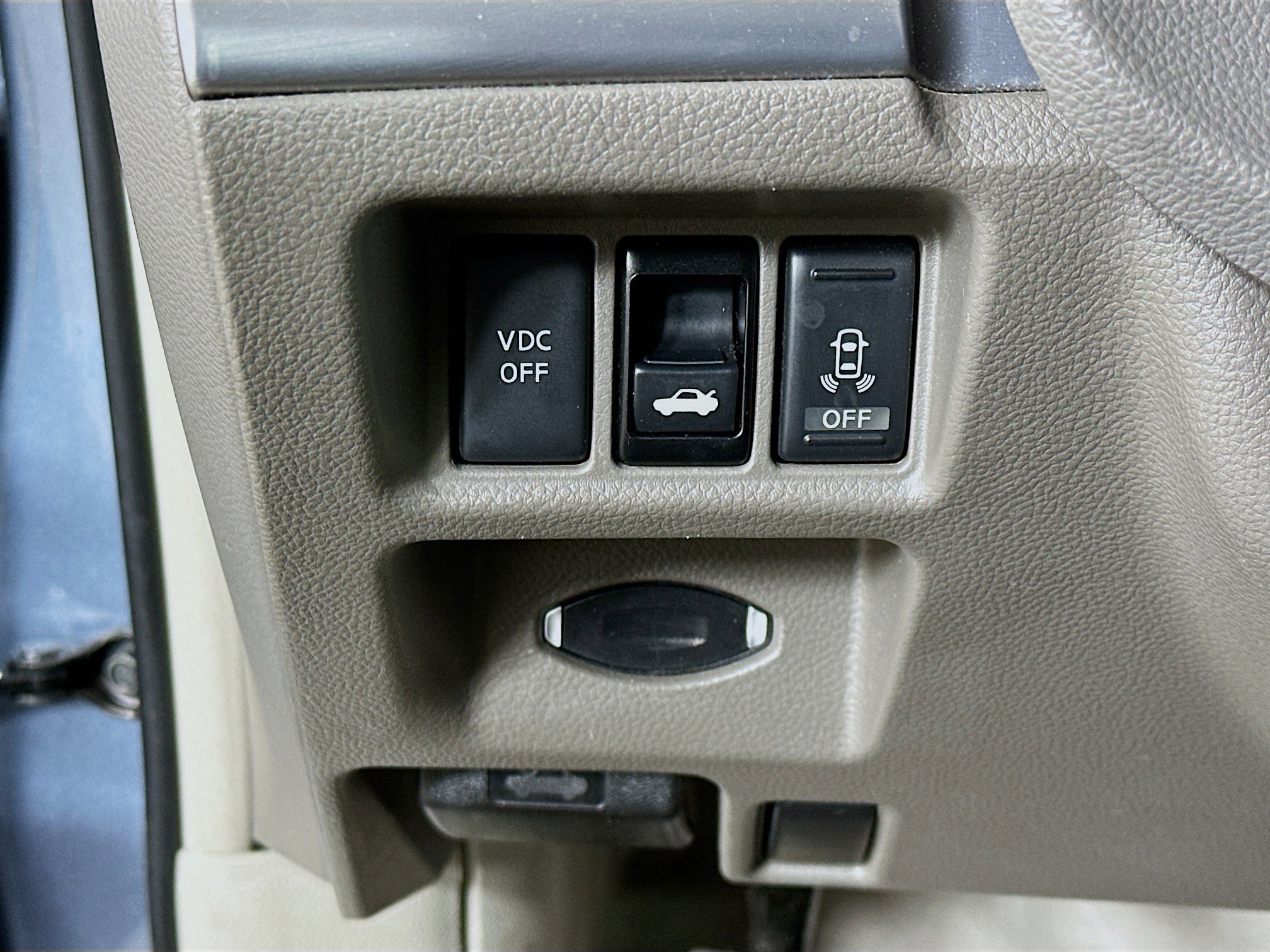 Used 2010 INFINITI G37 Journey w/ Premium Pkg image 17