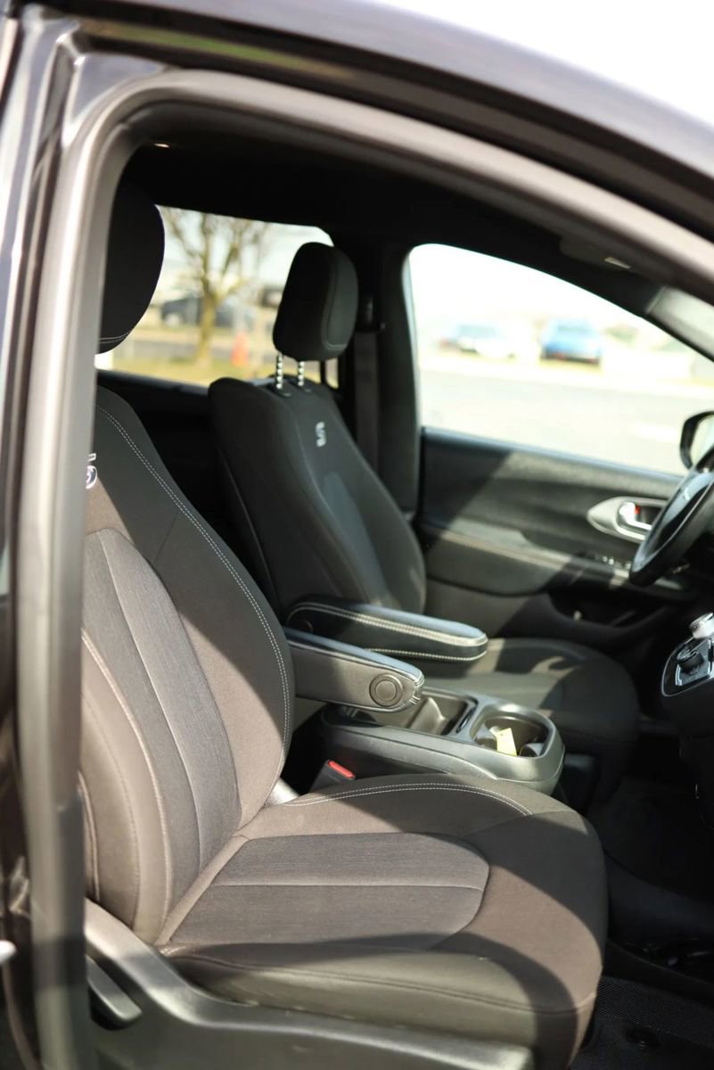 Used 2021 Chrysler Pacifica Touring w/ Uconnect Theater Family Group image 56