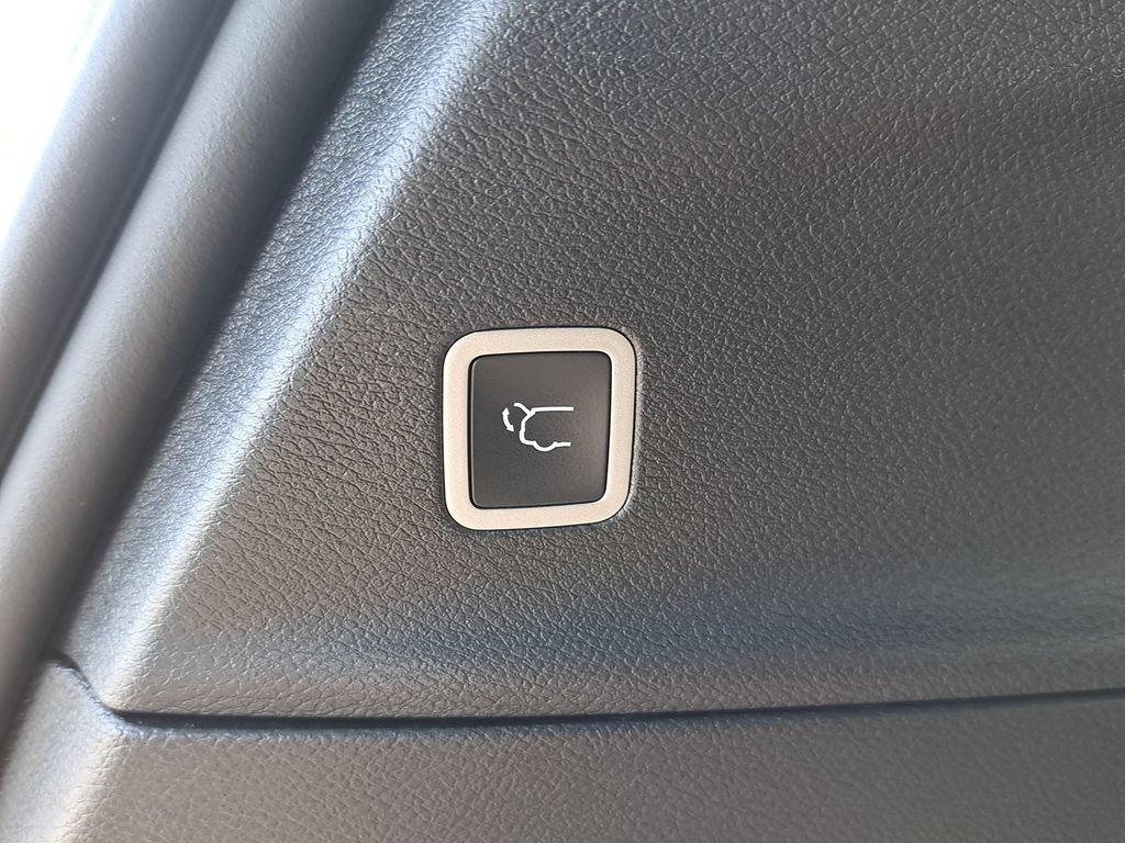 Used 2023 Chrysler Pacifica Touring FWD image 16